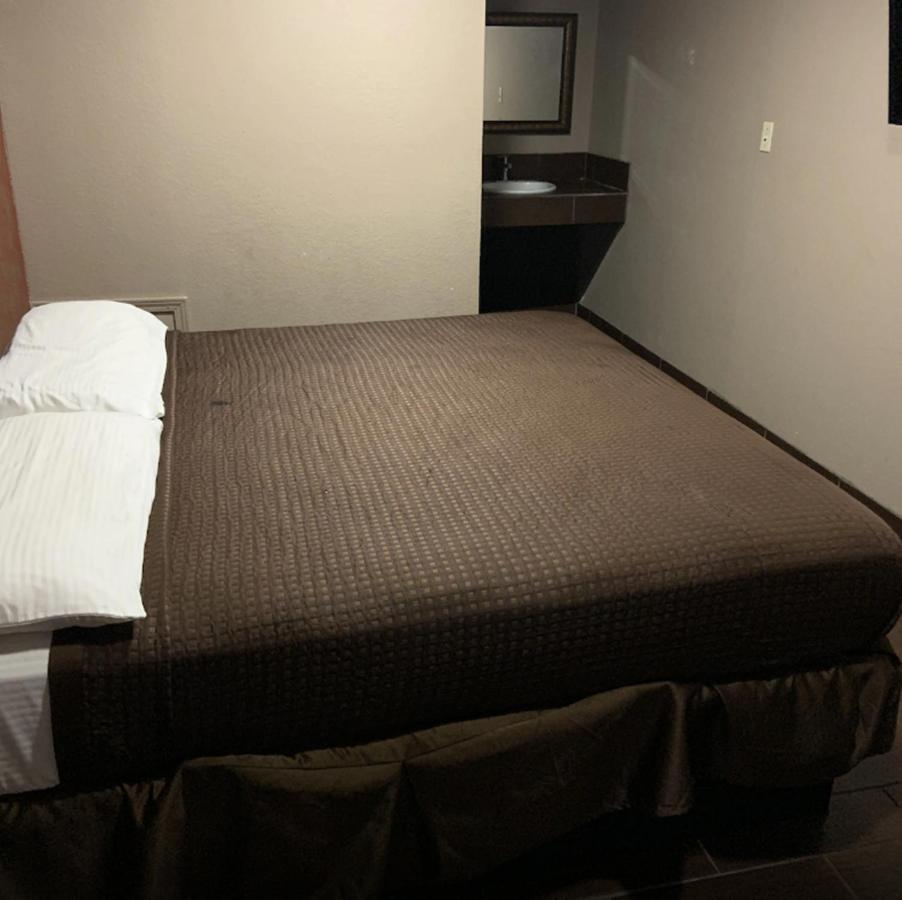 Royal Relax Inn Fairmont City Exterior photo