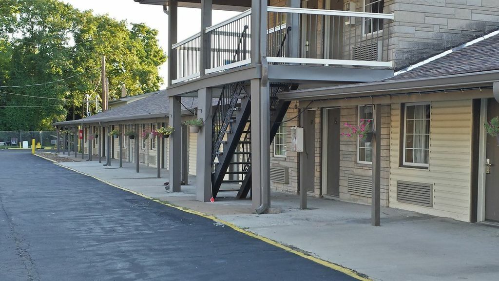 Royal Relax Inn Fairmont City Exterior photo